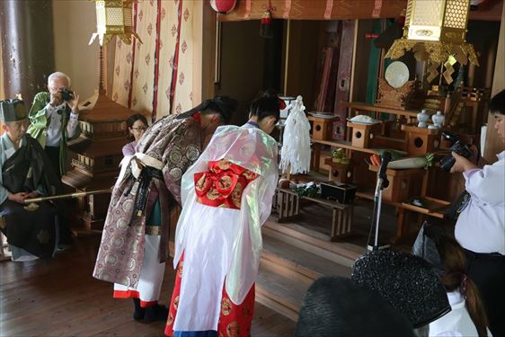 采女供養祭/春姫に献花（片平町・采女神社）