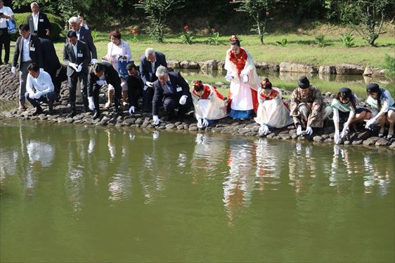 亀の甲羅に願いを込めて「亀放生会」