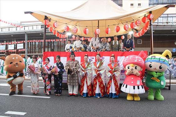 開会セレモニー（新旧ミスうねめ・葛城王そろい踏み）