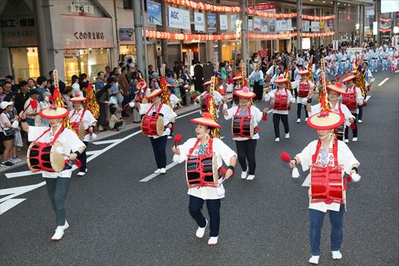 踊り流しの様子（岩代國うねめ太鼓保存会）