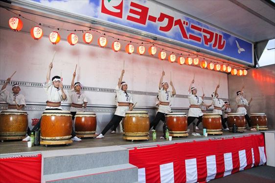 トラックステージの様子（岩代國うねめ太鼓保存会の皆さんが太鼓を披露）