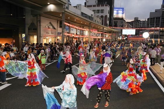 踊り流しの様子（逢瀬ひょっとこ愛好会）